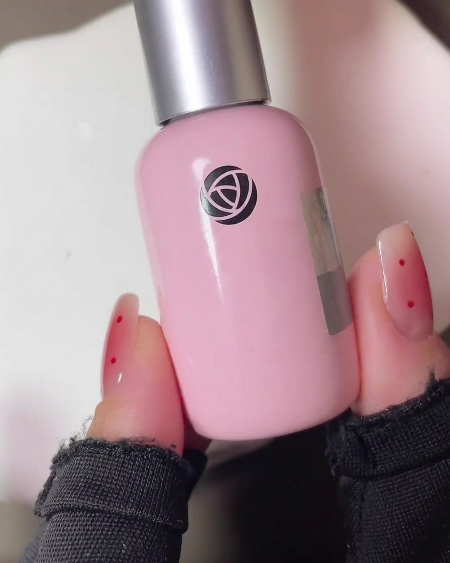 Eine Hand mit mit Gel bemalten Nägeln liegt zum Aushärten in einer professionellen UV-Nagellampe.