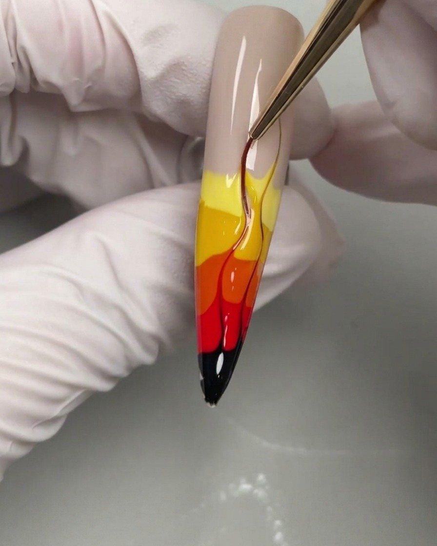 Ein Fineliner-Pinsel, der die Flammenformen zu dünnen, spitzen Enden ausarbeitet.