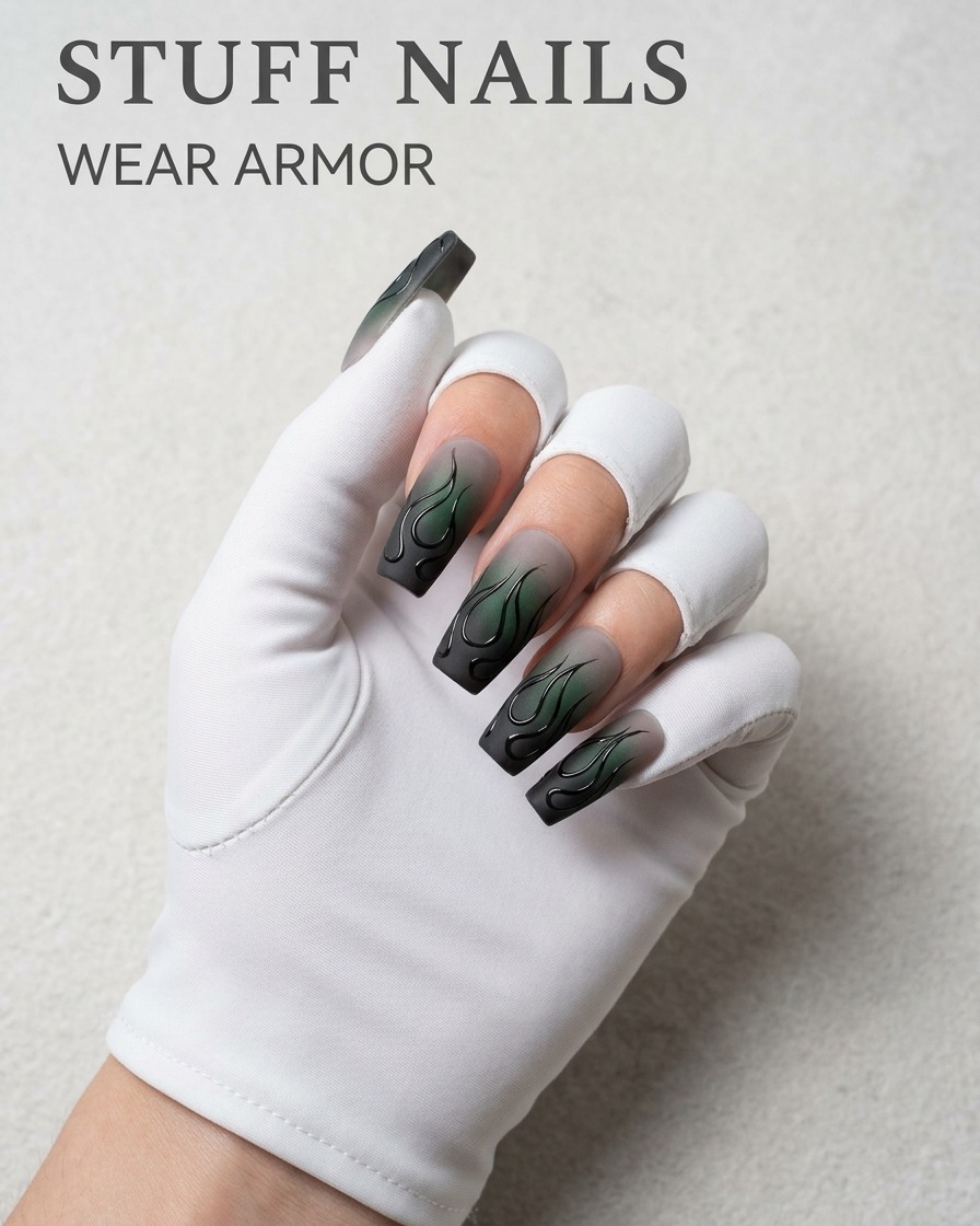 Detailansicht eines Liner-Pinsels, der zusätzliches Gel auf die Außenkante eines Flammendesigns auf einem matten Nagel aufträgt.