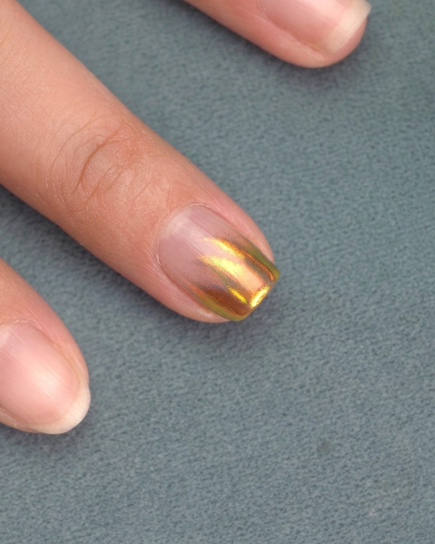 Eine Hand in einer UV/LED-Nagellampe während des Aushärtungsvorgangs.