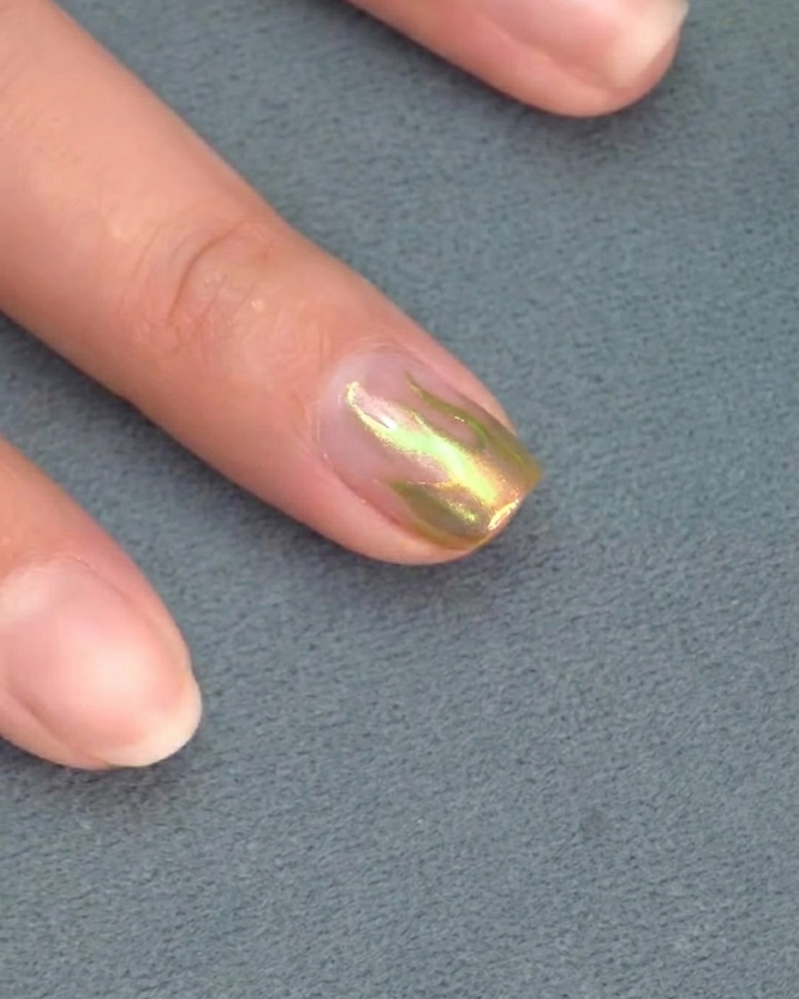 Nahaufnahme eines Liner-Pinsels, der die scharfe Spitze eines Flammendesigns perfektioniert.
