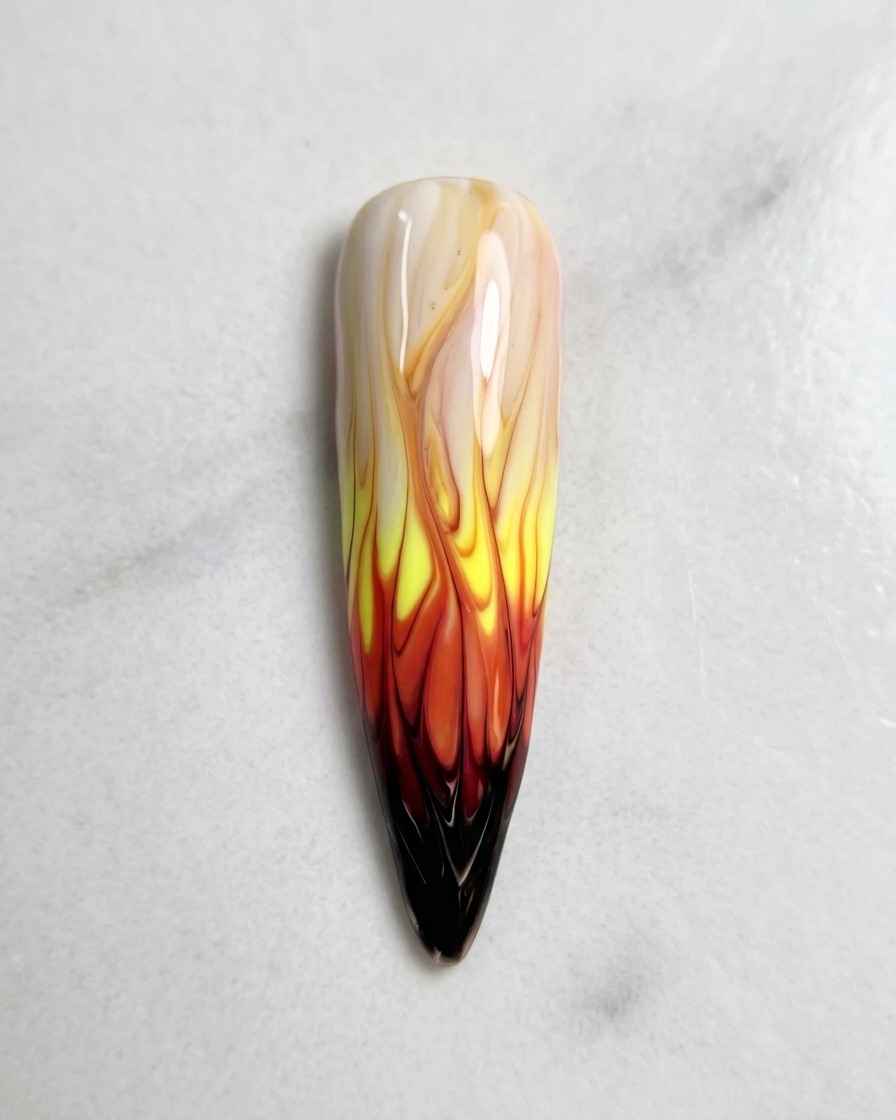 Eine Draufsicht auf das fertige Flammen-Nail-Art-Design, perfekt verblendet und bereit für den Aushärtungsprozess.