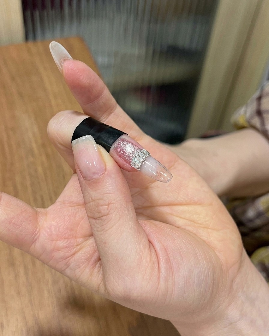 Eine Hand, die in einer professionellen Nagellampe liegt, mit Fokus auf den Nagel, der die finale Aushärtung erhält.