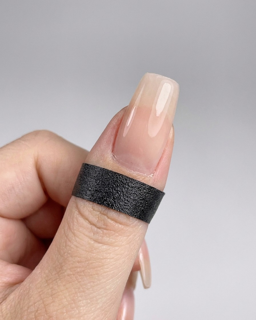 Eine Hand in einer UV-Lampe zum Aushärten des frisch aufgetragenen Top Coats.