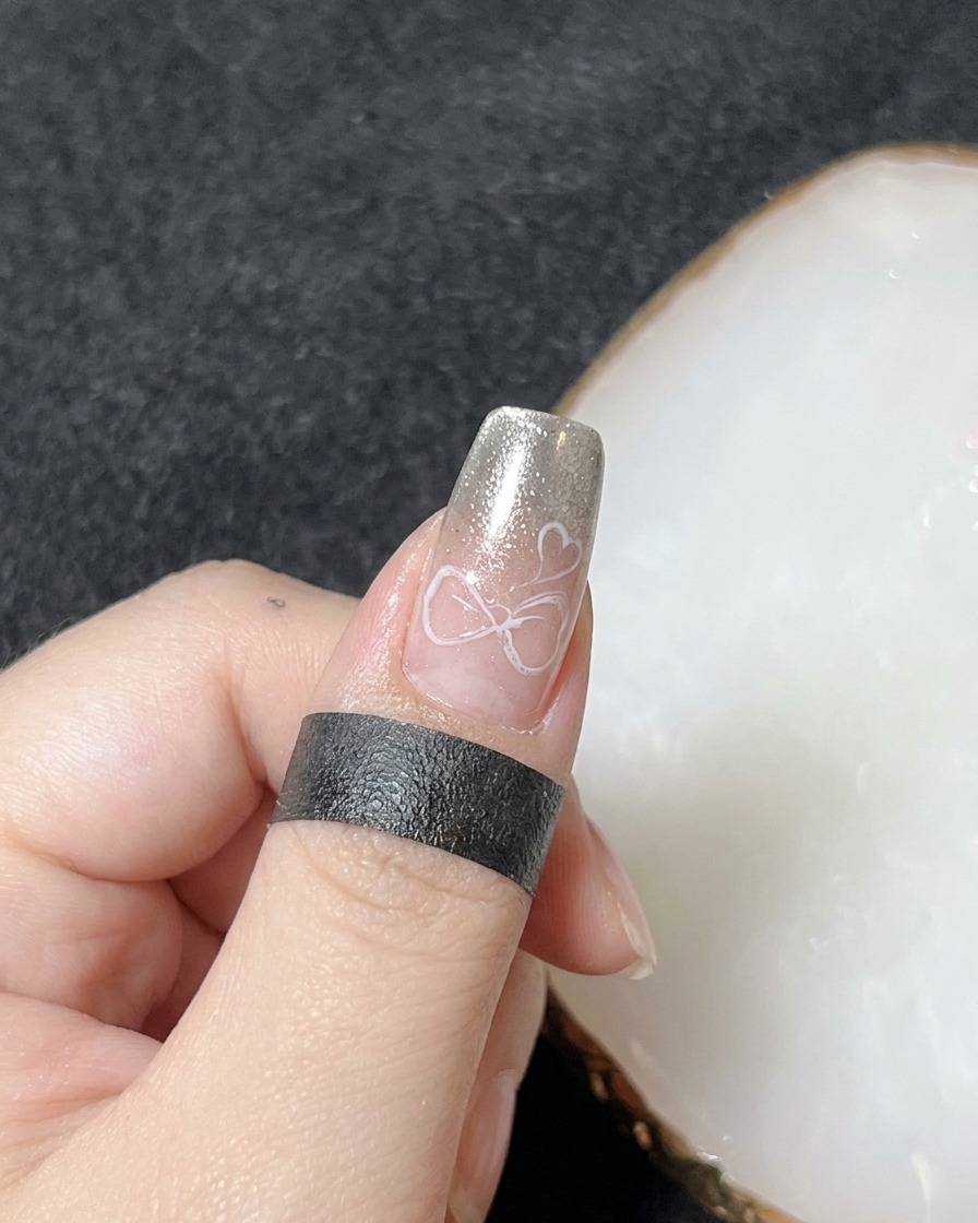 Eine Hand in einer professionellen UV-Nagellampe für den Aushärtungsprozess der 3D-Gel-Kunst.