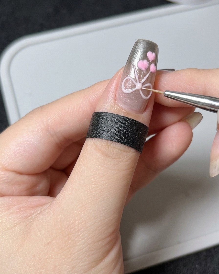 Ein feiner Liner-Pinsel fügt eine präzise Menge dickflüssiges 3D-Modellagegel über einem bestehenden Schleifendesign auf einem Nagel hinzu.