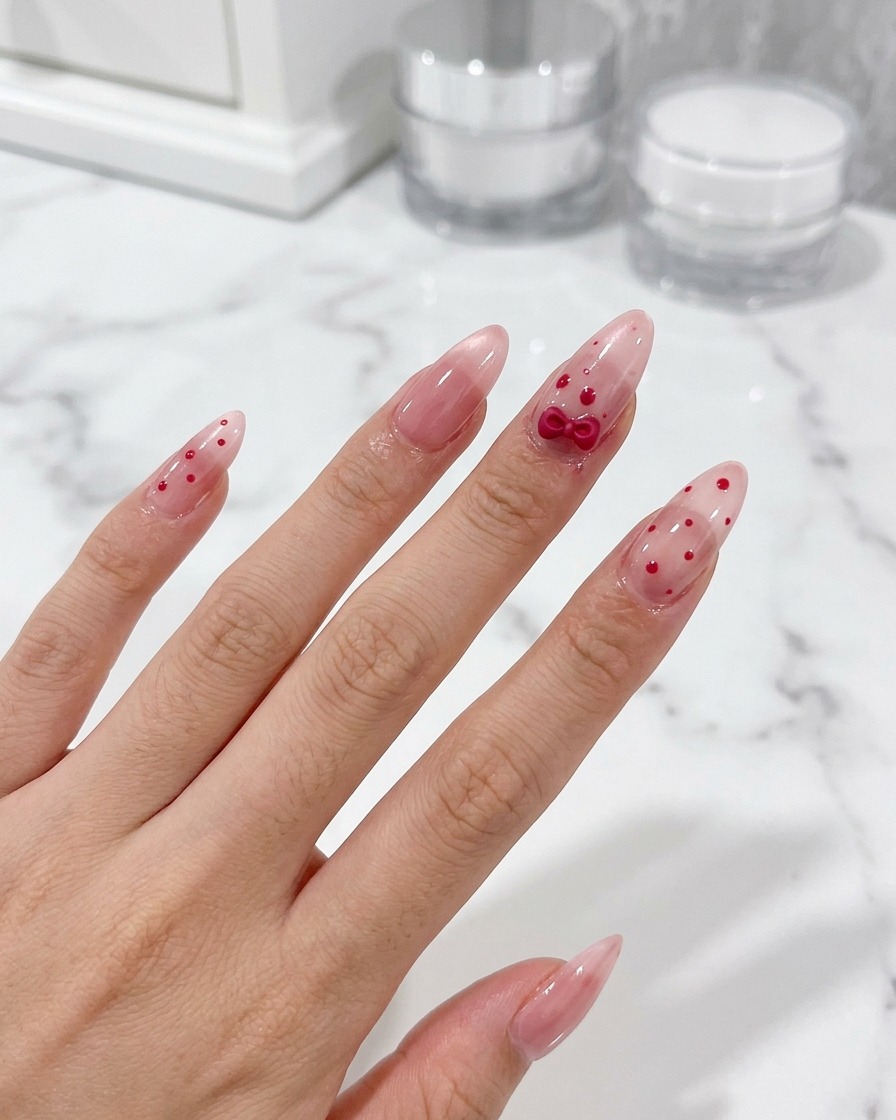 Ein Pinsel trägt eine letzte Schicht klaren, glänzenden Top Coat auf das fertige Nagelset auf.