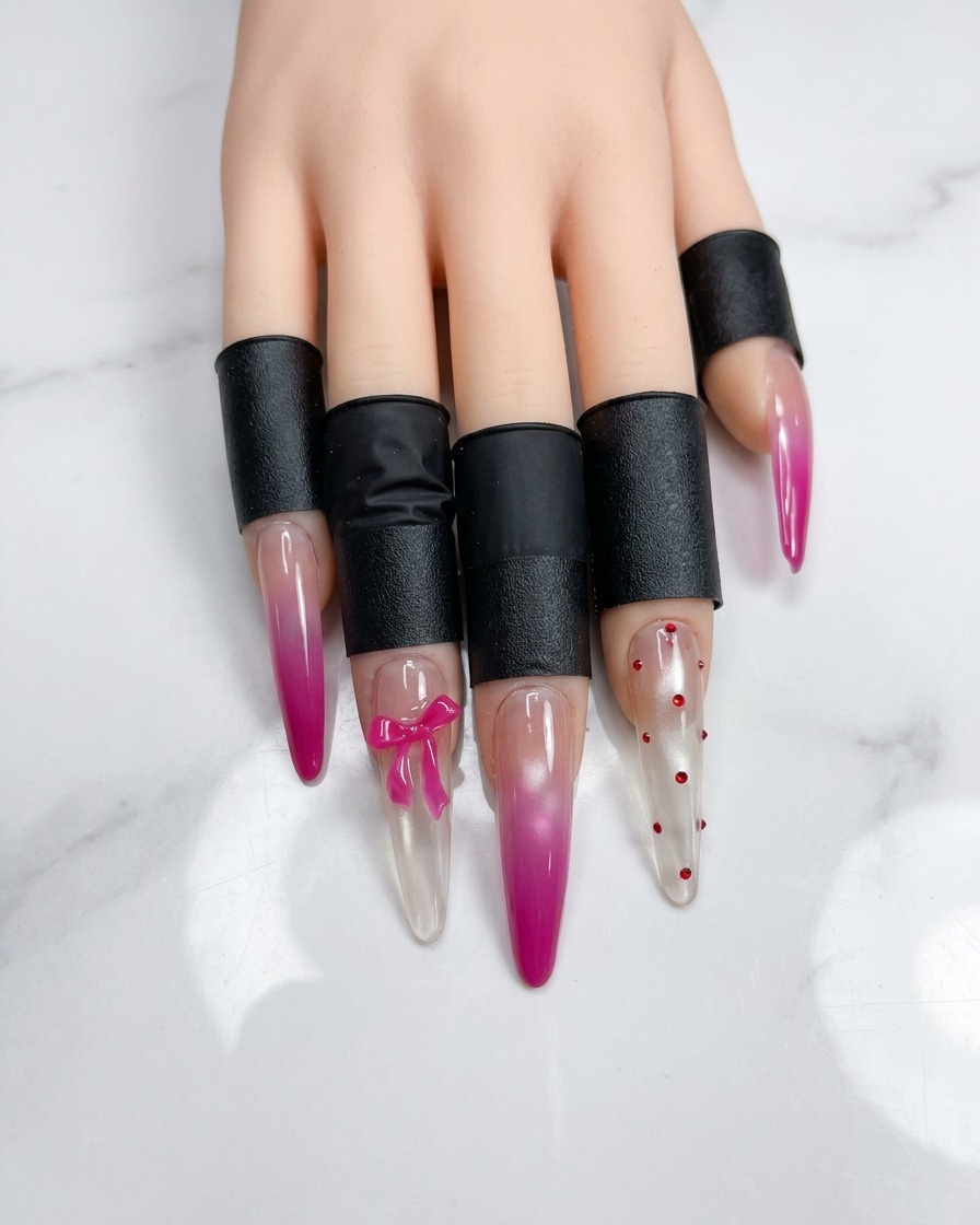 Ein Nagelkunstpinsel trägt graues, metallisches Gelpolish auf einen einzelnen Fingernagel auf.