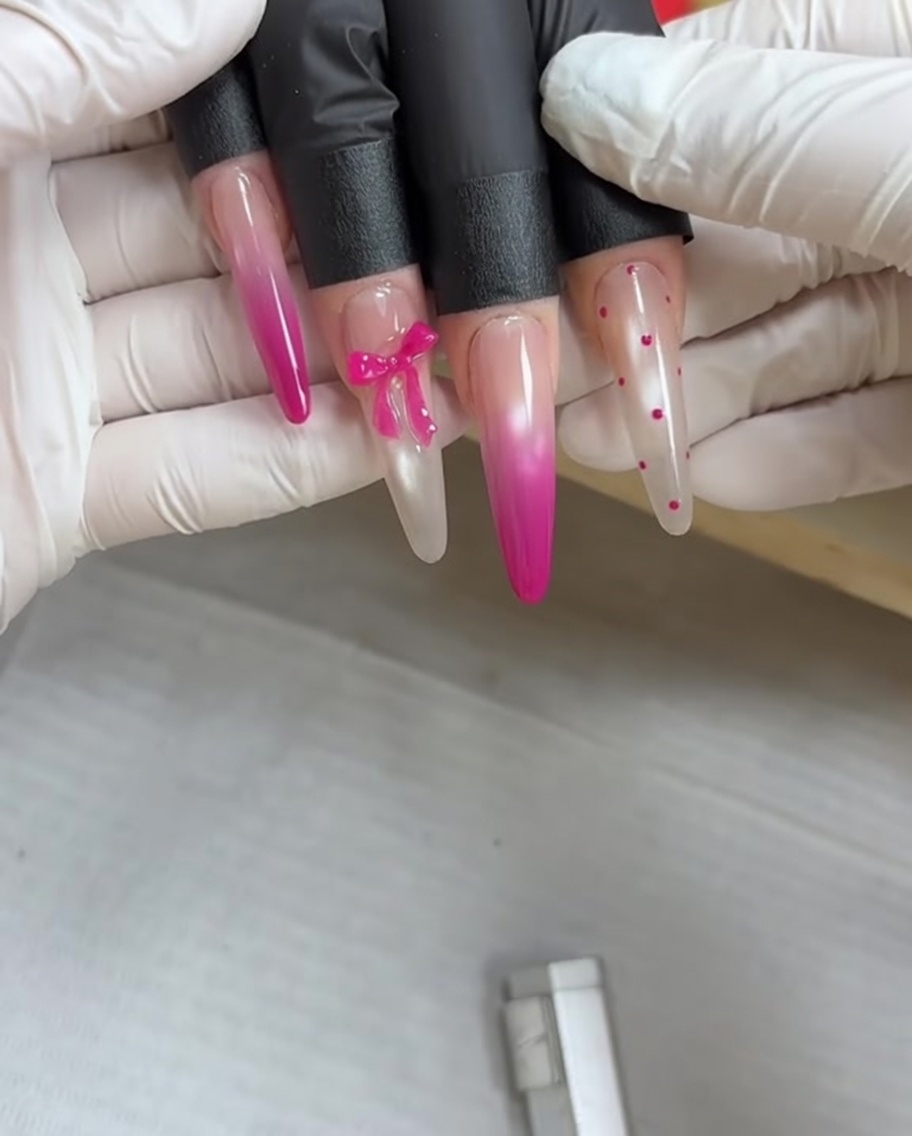 Eine Hand ruht in einer UV-Nagellampe, um das Gelpolish auszuhärten.