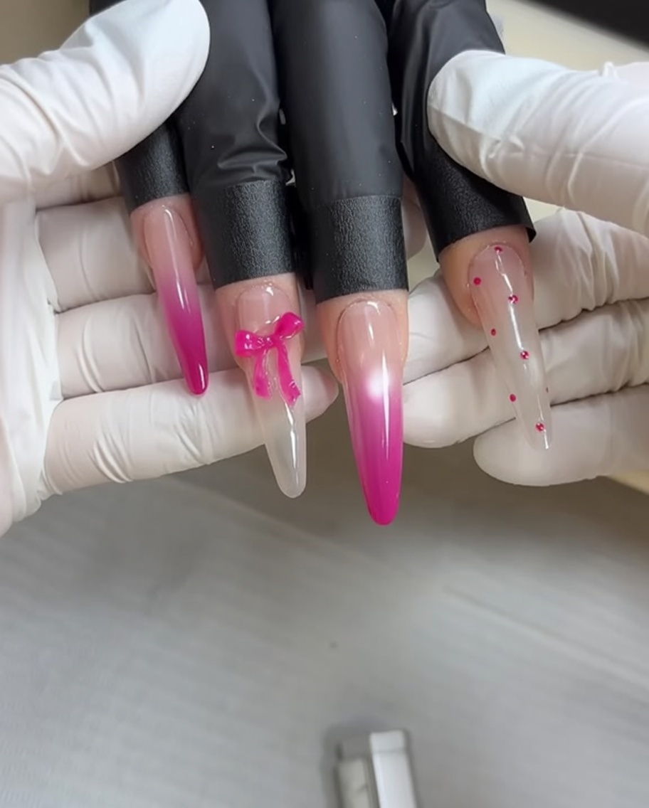 Ein Make-up-Schwamm trägt rosa Gelpolish auf einen Nagel auf, um einen sanften Ombré-Verlaufseffekt zu erzielen.