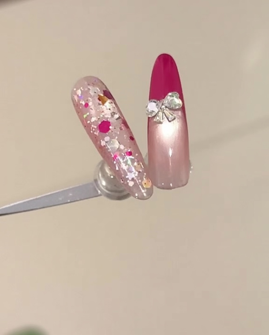 Nahaufnahme einer Hand mit einer rosenroten French-Maniküre, die in eine UV-Nagellampe gelegt wird.