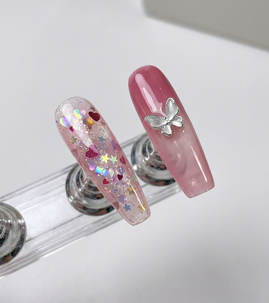 Nahaufnahme eines Fingers mit einem glitzerbedeckten Nagel, der unter einer Nagelhärtungslampe positioniert wird.