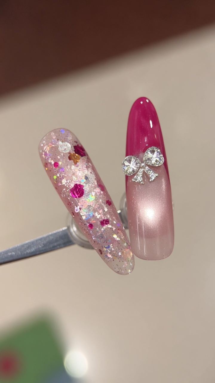 Süße und verführerische rosenrote French Nails mit Cat-Eye-Effekt und Strassschleife
