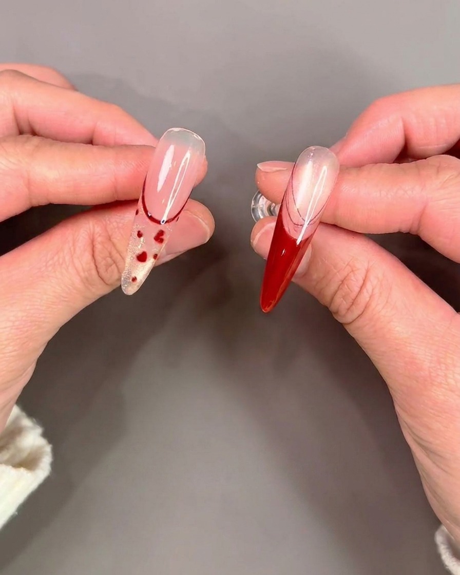 Ein Pinsel trägt einen klaren, glänzenden Top-Coat über einem fertiggestellten Nageldesign auf.