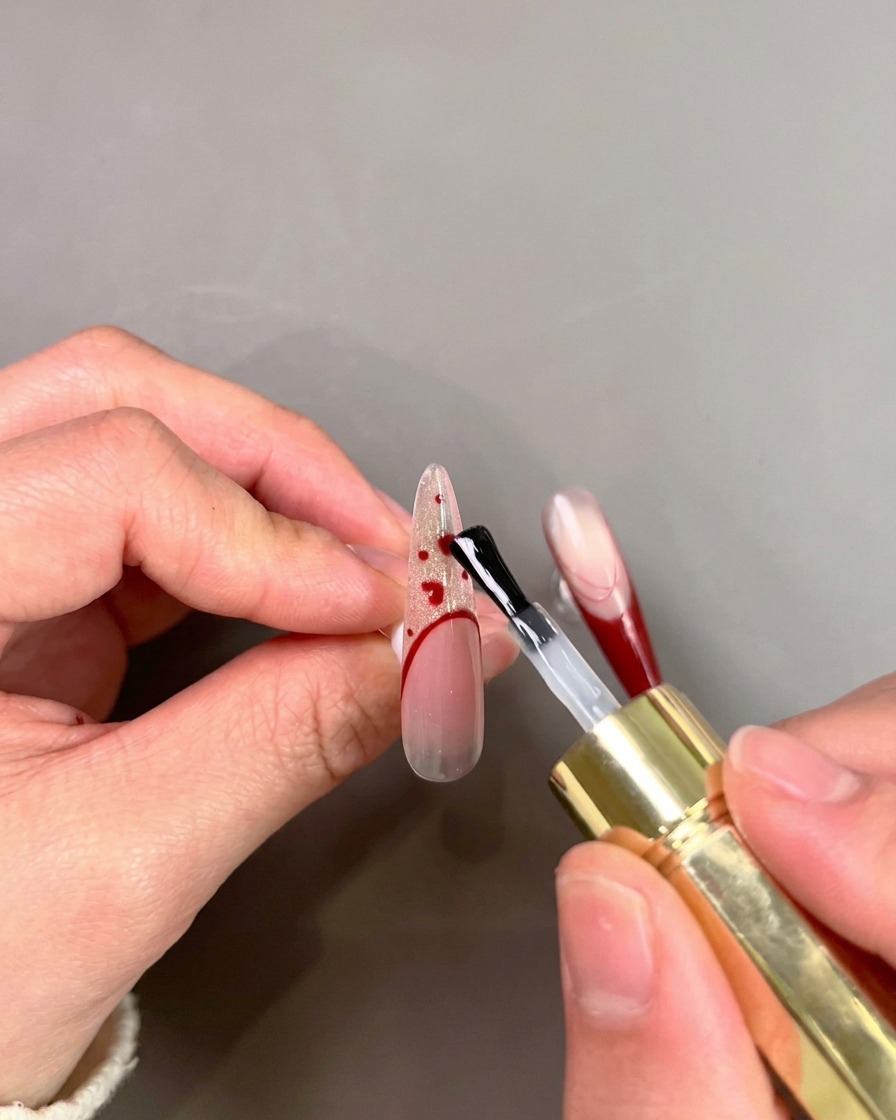 Ansicht einer Nagelspitze, die in einer UV/LED-Lampe ausgehärtet wird.