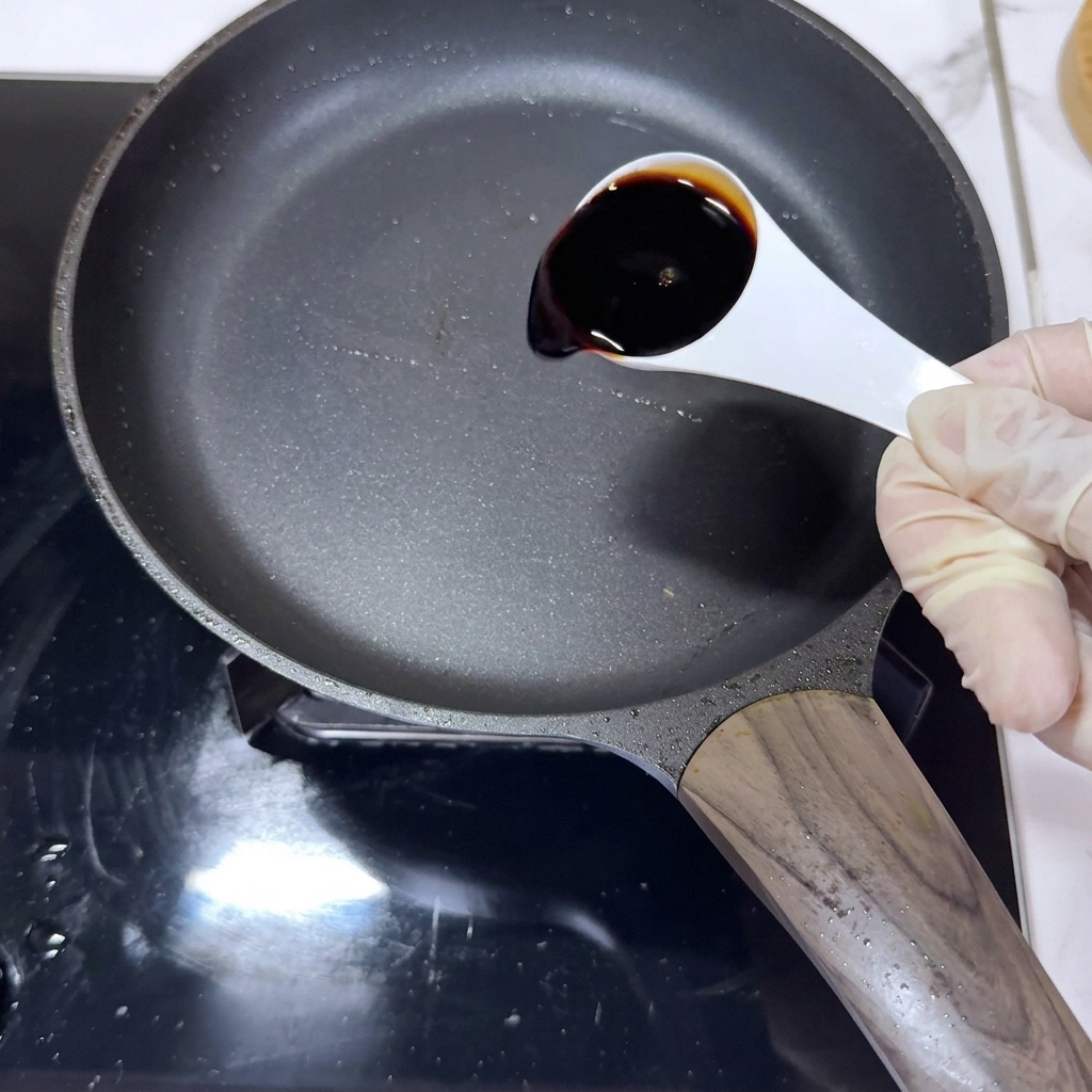 Detailarbeit am Mittelknoten einer weißen 3D-Gelschleife auf einem Nagel.