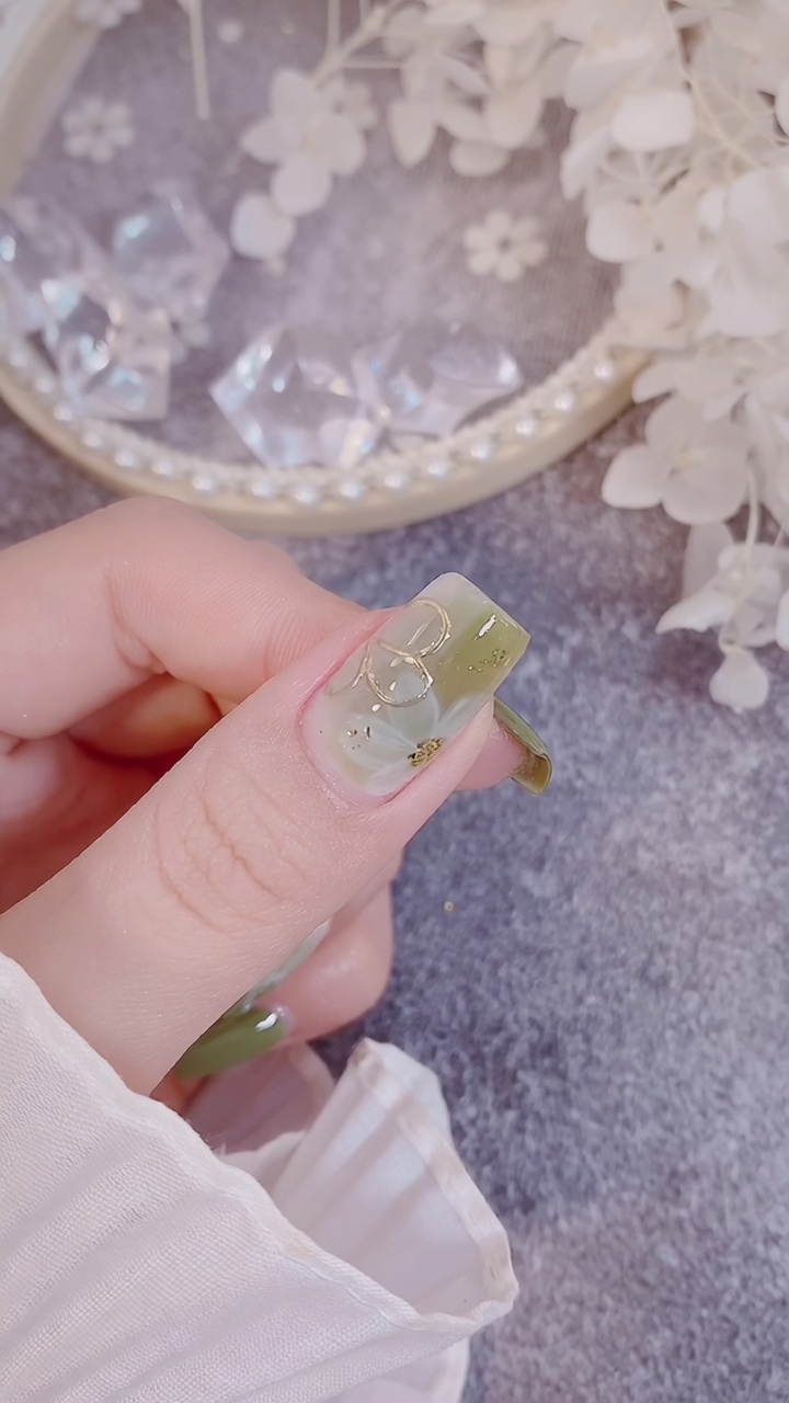 Milchgrünes Gänseblümchen-Nailart — Elegantes florales Gel-Tutorial