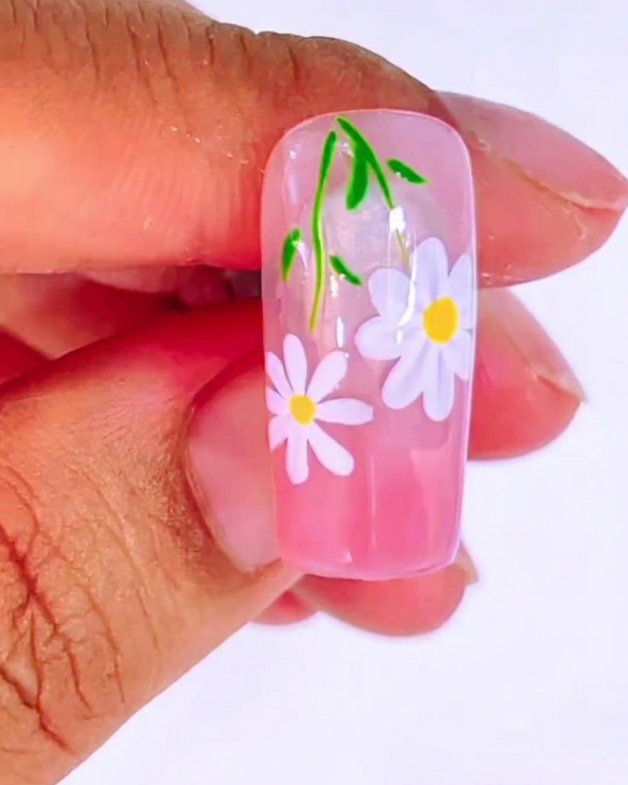 Ein Nageltipp mit einer aufgetragenen, ebenmäßigen rosa Verlaufsgrundierung.