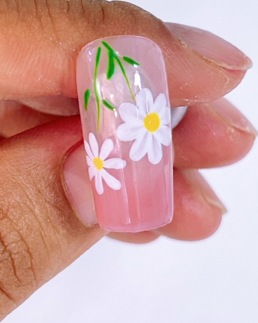 Weißes Gel wird mit einem Liner-Pinsel aufgetragen, um Blütenblätter entlang der Hilfslinien zu formen.