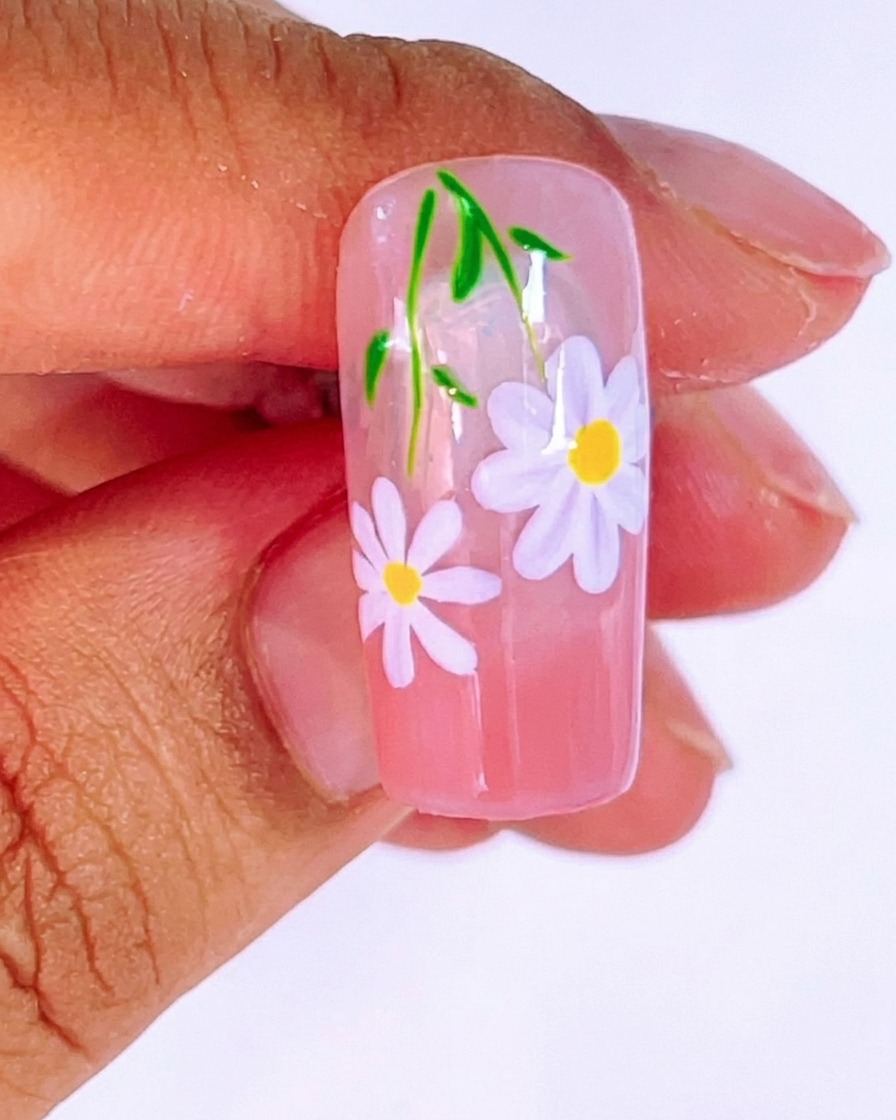 Eine neue weiße 米-Hilfslinie wird auf den unteren Teil des Nageltipps gemalt.