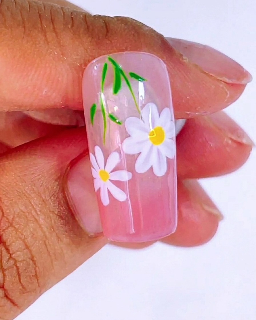Das fertige Nageldesign unter der UV-Lampe während des abschließenden 120-sekündigen Aushärtungsprozesses.