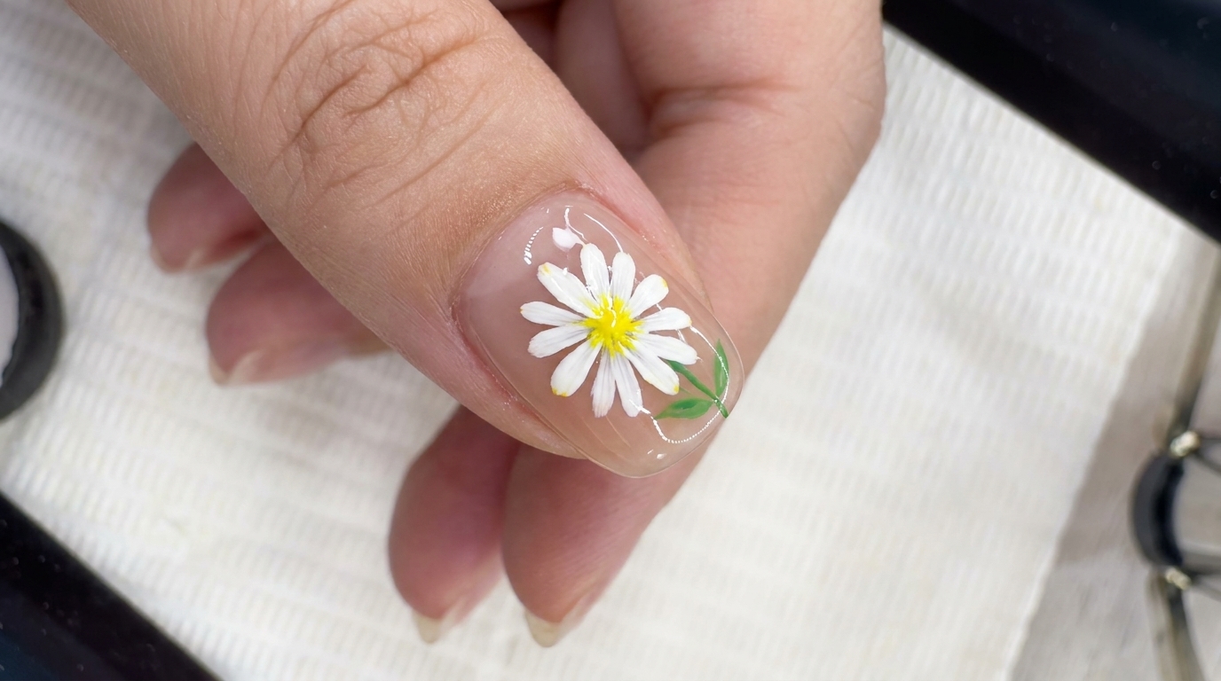 Zartes Gänseblümchen-Nageldesign — Schritt-für-Schritt-Anleitung