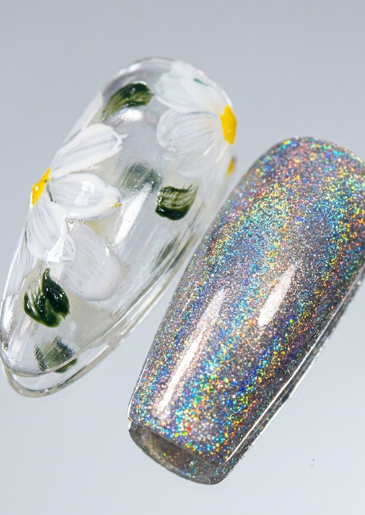 Ein Nagel-Tip mit Gänseblümchen-Design erhält eine dünne, leuchtend gelbe Umrandung entlang der Nagelkante.