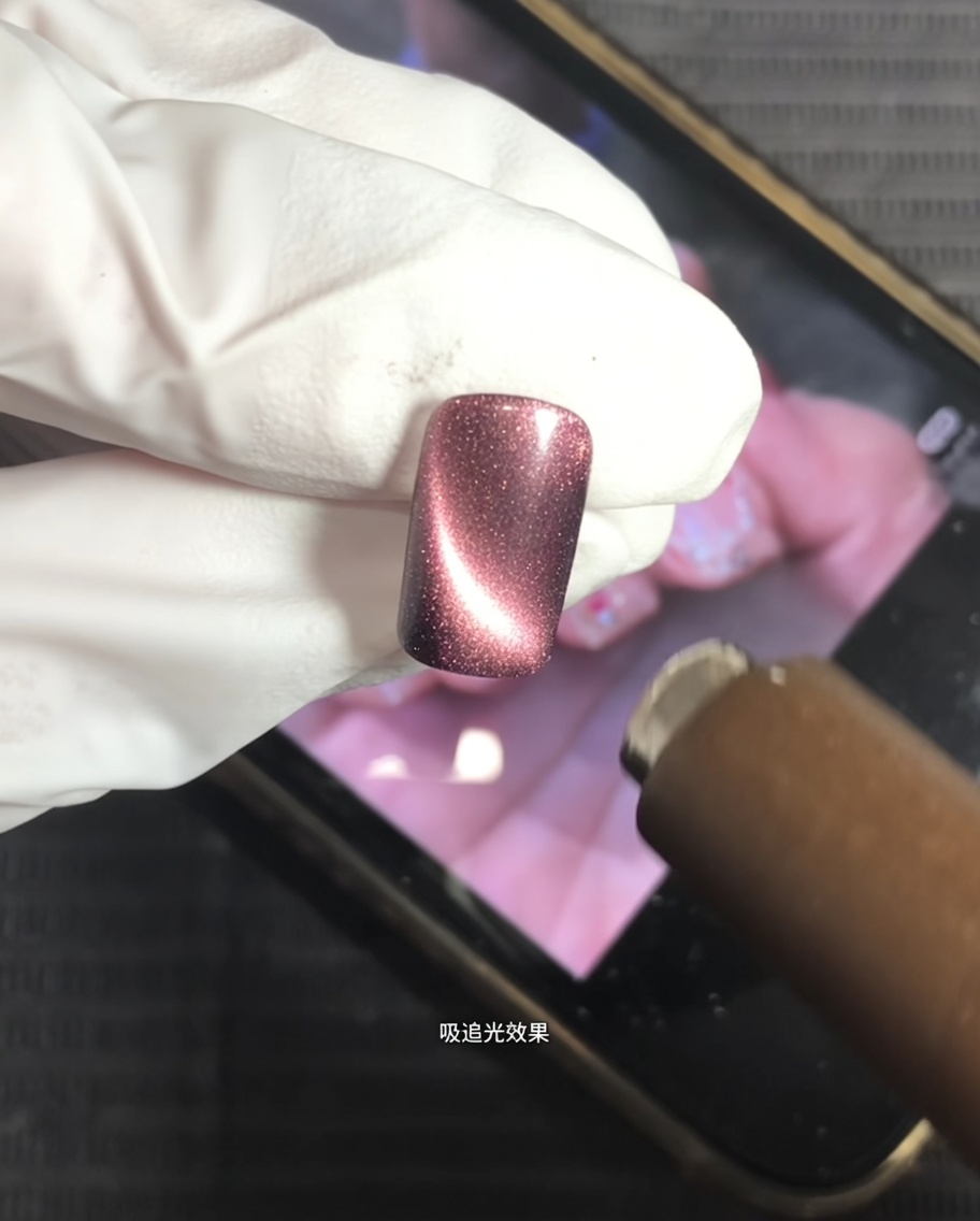 Ein Magnet wird über einen Nagel mit Cat-Eye Gel gehalten, um ein helles, zentriertes Highlight zu erzeugen.