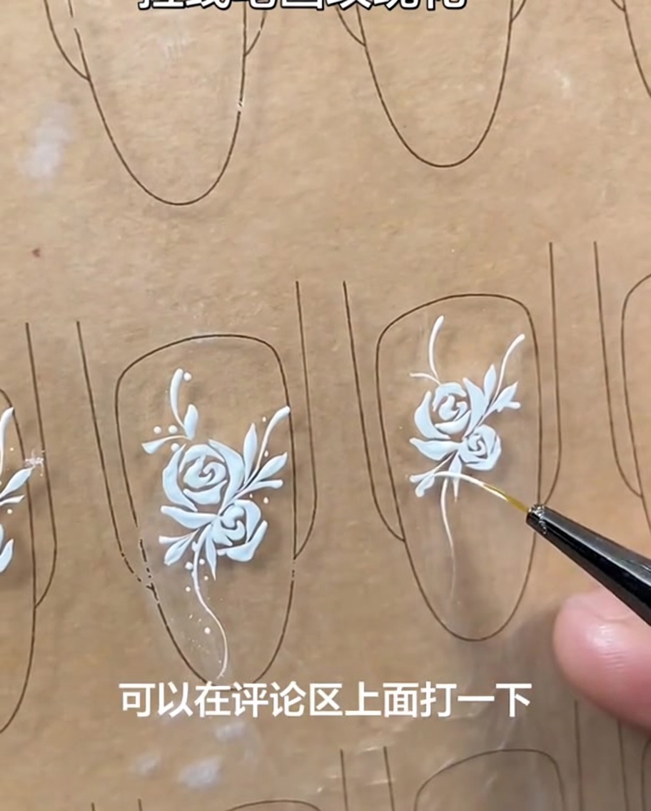 Fertiges Nageldesign mit weißer Rose, Ranke, Blättern und kleinen Punkt-Akzenten auf dem Nageltip.