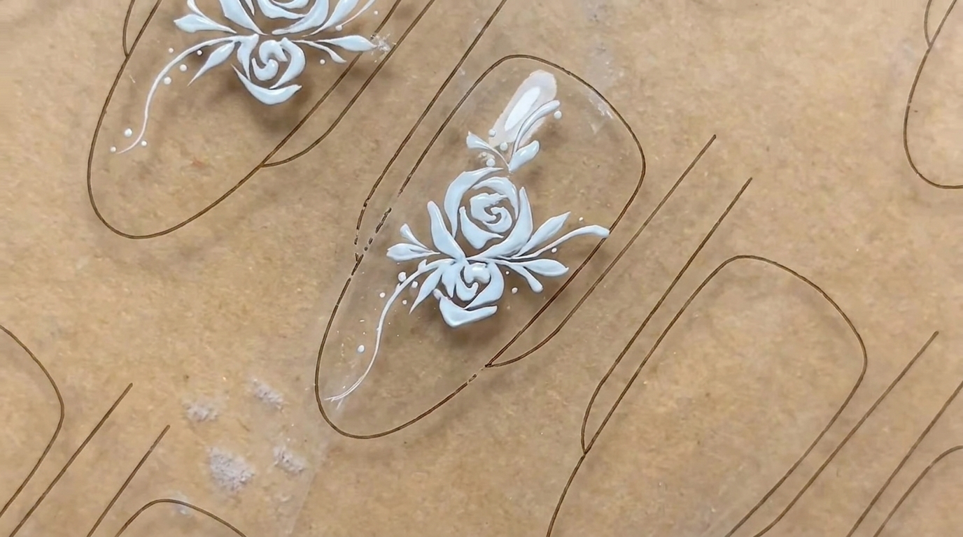 Elegantes Nageldesign mit weißer Rose — Schritt-für-Schritt-Anleitung