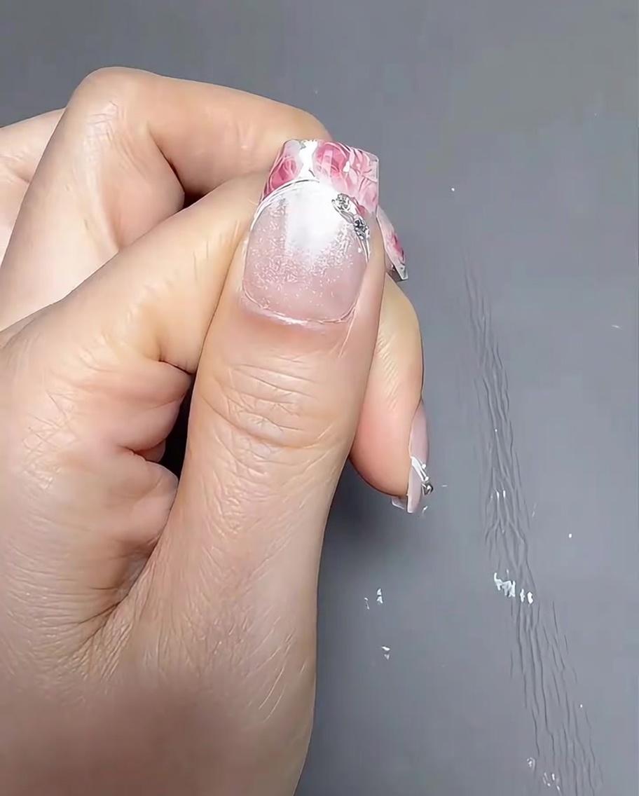 Auftragen von klarem Transfergel auf die French-Spitze mit einem kleinen Detailpinsel.