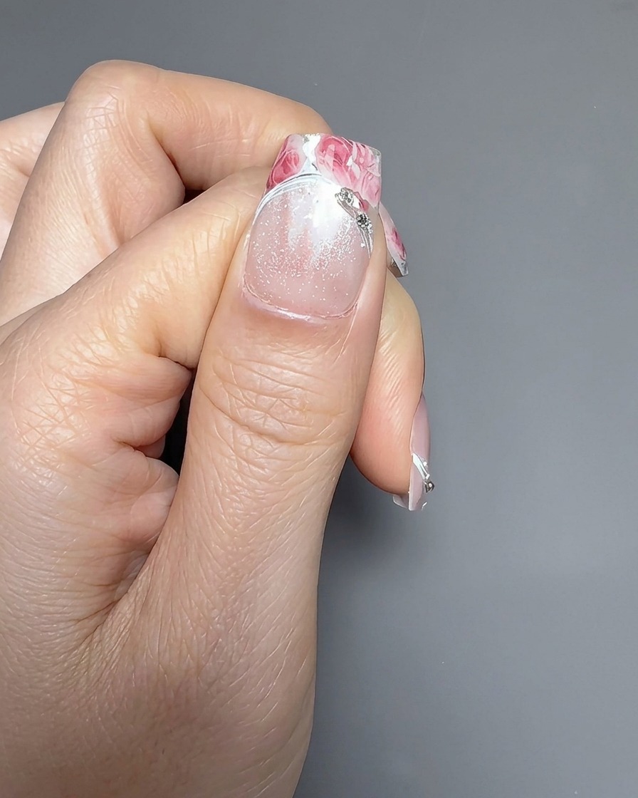 Nahaufnahme eines zweiten Rosen-Stickers, der vorsichtig über dem ersten platziert wird.