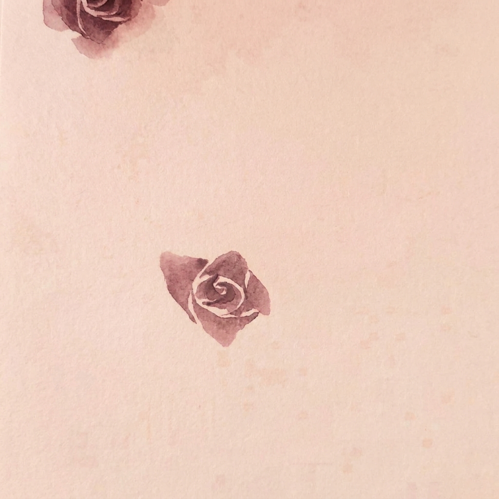 Eine Aquarellrose mit drei deutlich sichtbaren Blütenblattschichten.