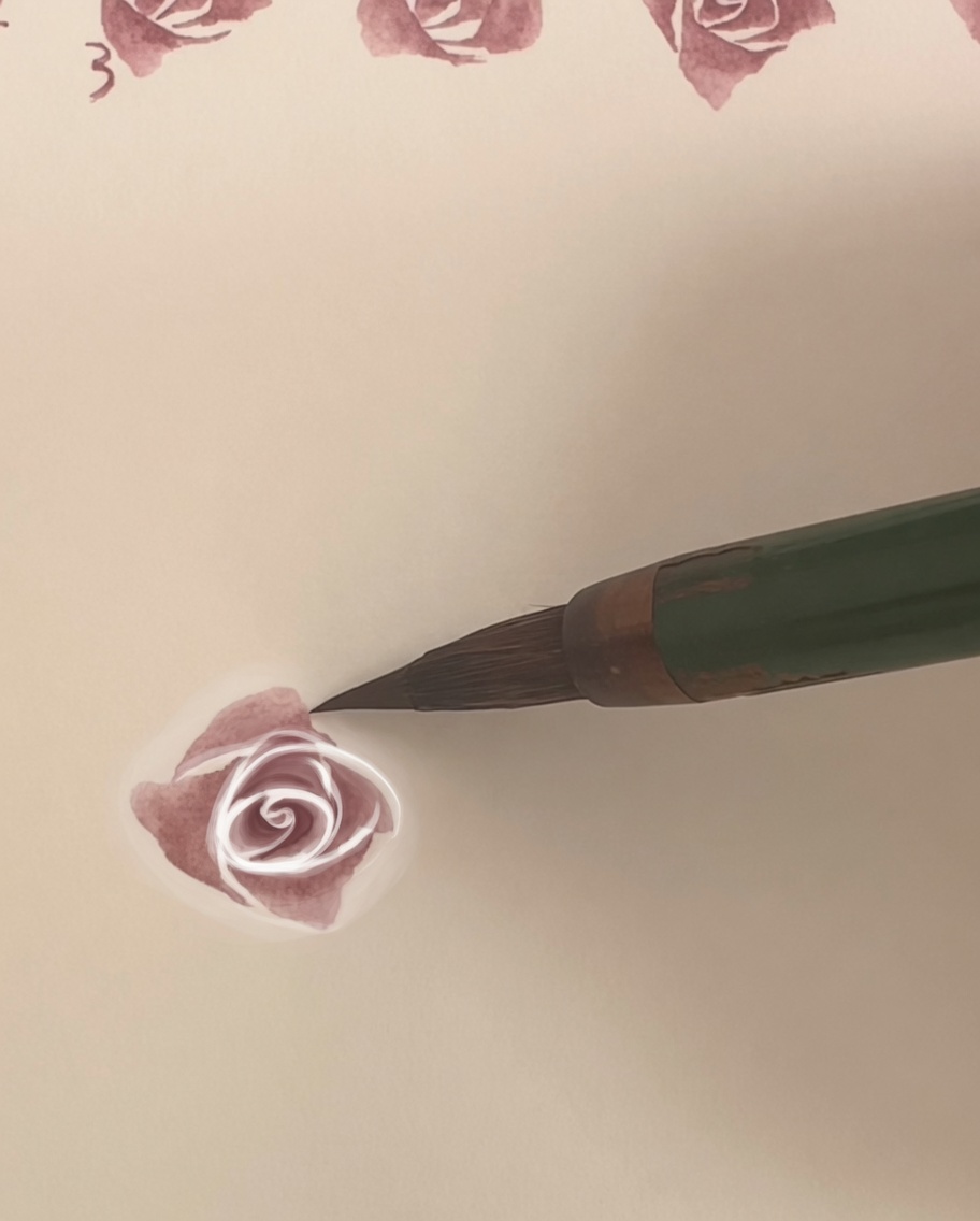 Eine Aquarellrose, bei der eine vierte, größere äußere Schicht Blütenblätter aufgetragen wird.