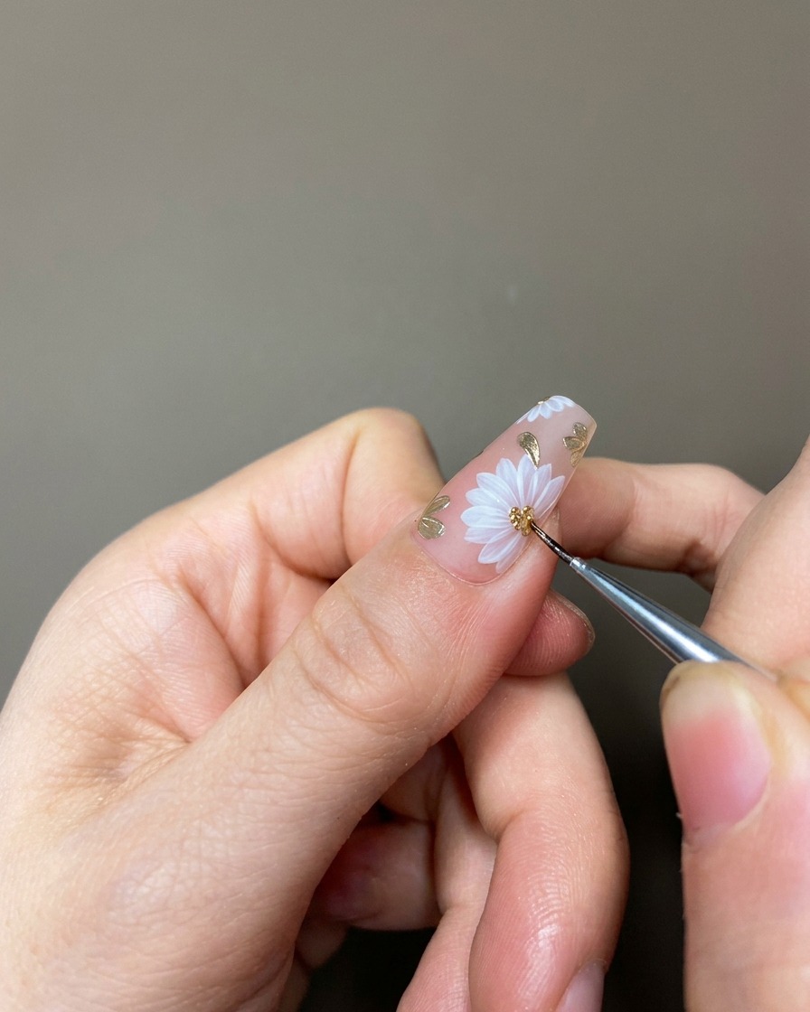 Eine Hand in einer professionellen UV/LED-Lampe, während das Licht die fertige Maniküre aushärtet.