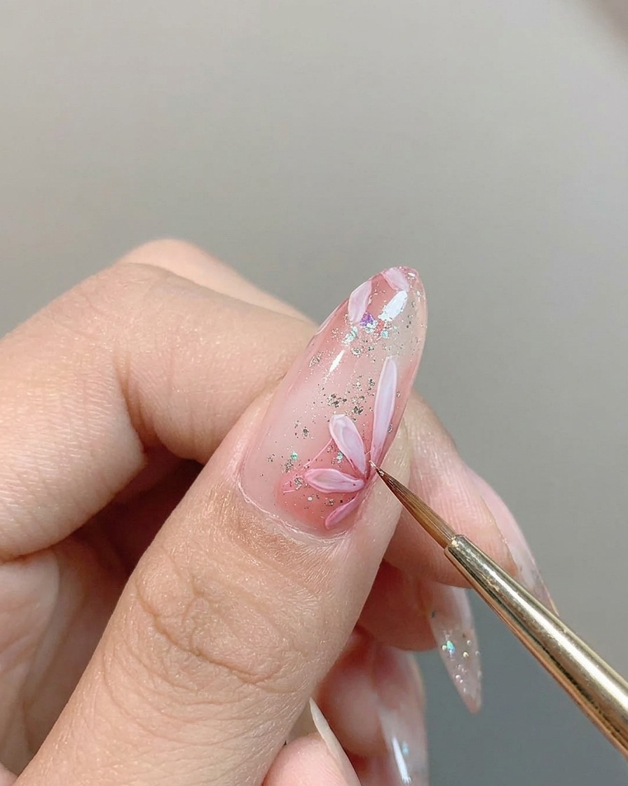 Ein feiner Pinsel setzt einen konzentrierten rosa Punkt in das Zentrum eines weißen Gänseblümchens.