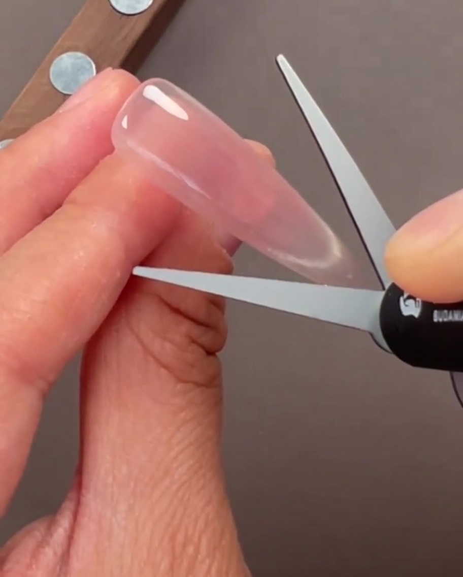 Nahaufnahme von Nägeln mit einem transparenten Glass Cat-Eye-Gel-Finish.