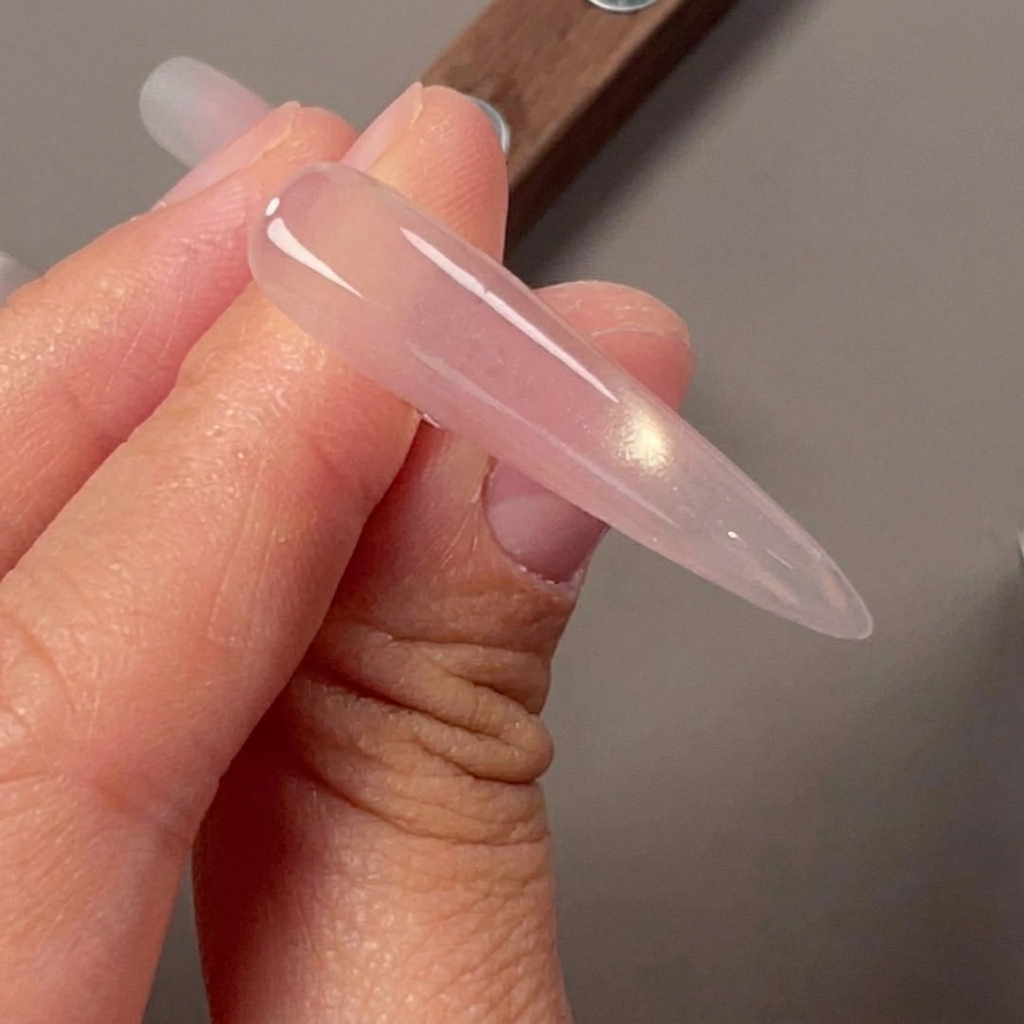 Ein Nagel mit einem scharfen seitlichen Cat-Eye-Lichteffekt, der mit einem Magneten erzeugt wurde.