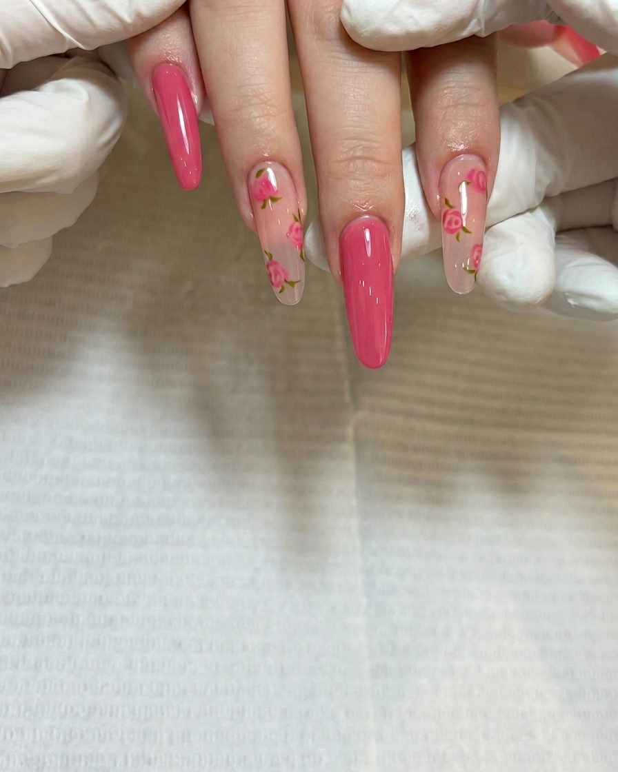 Nahaufnahme der Entstehung eines zweiten Rosen-Clusters an einer anderen Stelle des Nagels.