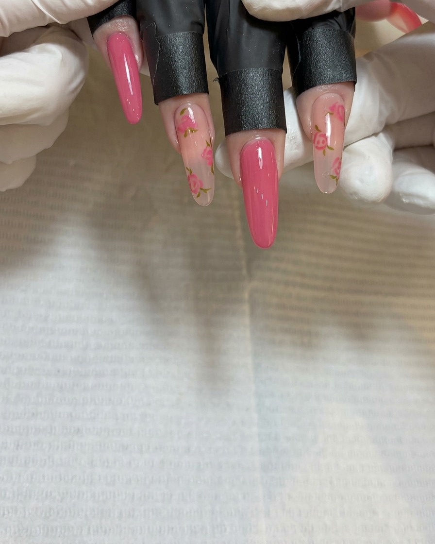 Nahaufnahme eines Detailpinsels, der ein drittes Rosen-Cluster nahe der Nagelspitze malt.