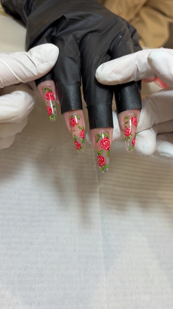 Handgemalte Rosen-Gelnägel — Elegantes Florales Tutorial