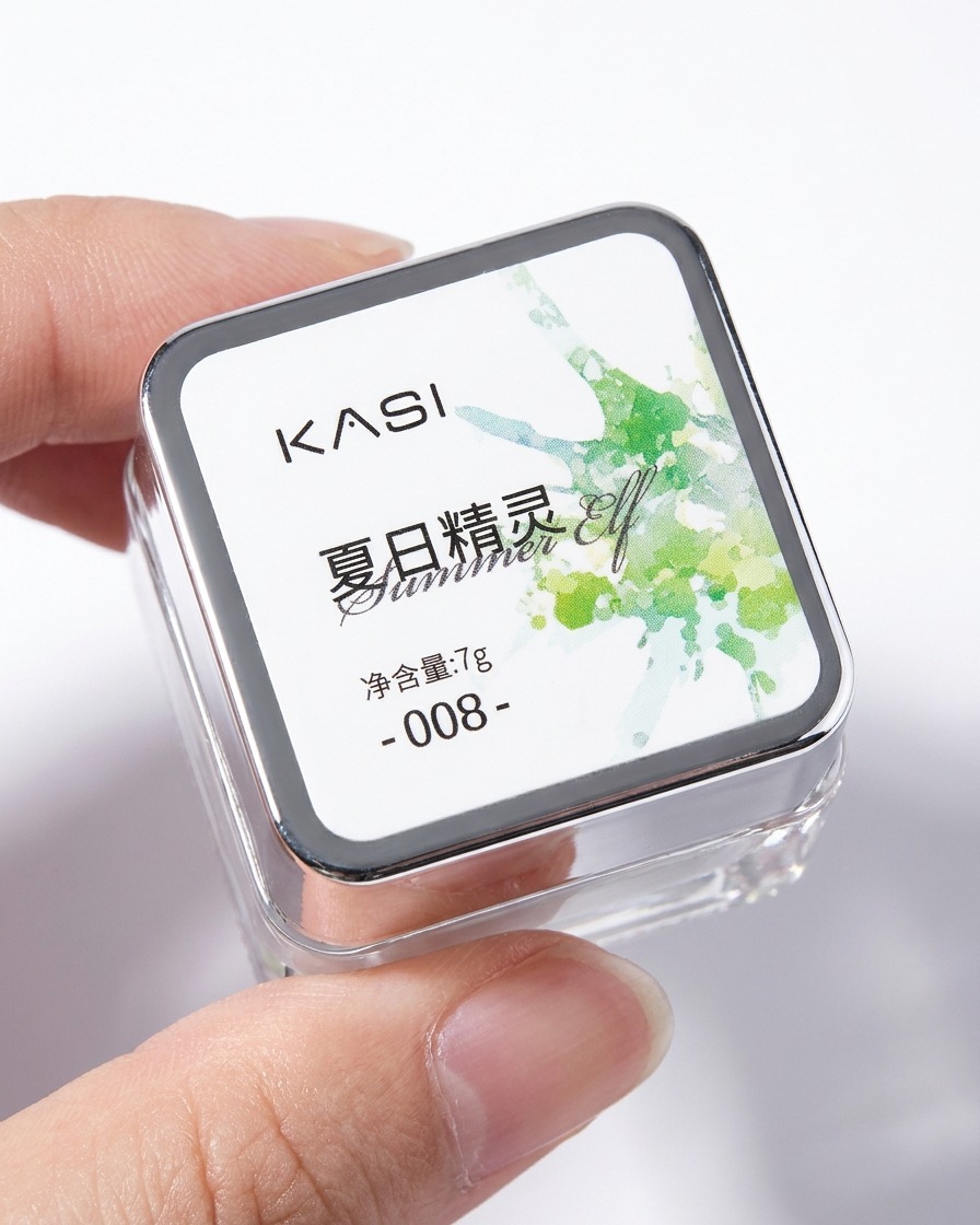 Ein Nagelpinsel trägt ein leuchtendes Gold-Gel von KASI Summer Elf 008 auf die Innenseite einer Nagelspitze auf.