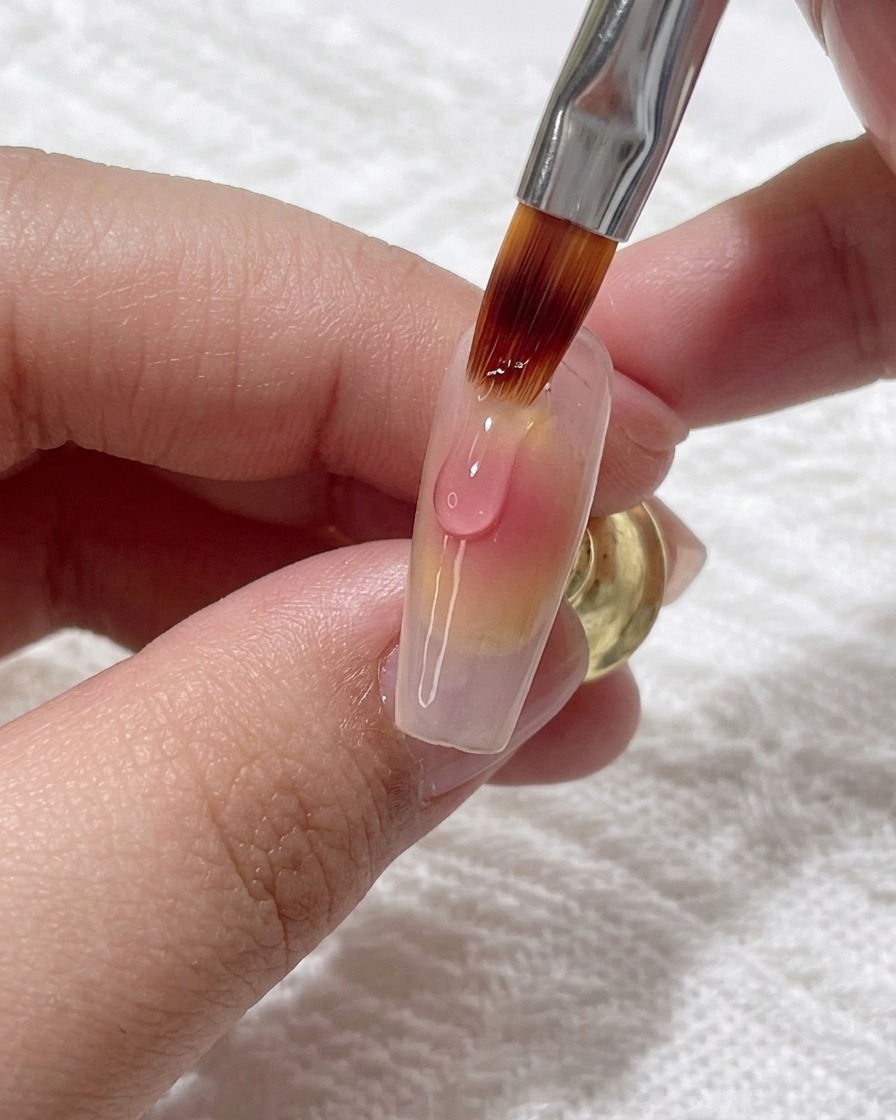 Ein frischer Tropfen rosa Gel wird auf den bestehenden Gradienten aufgetragen, um die Farbe zu intensivieren.