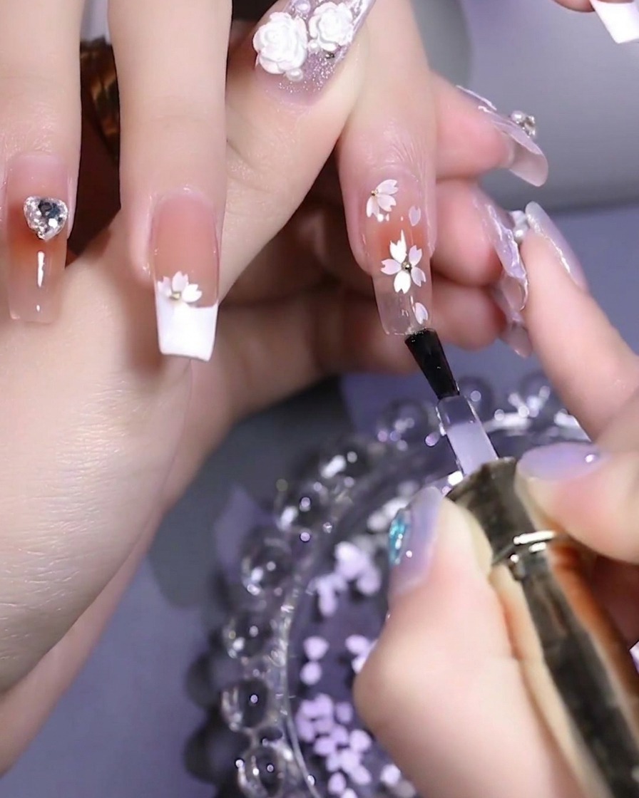 Nahaufnahme einer Hand in einer UV/LED-Nagellampe, die das finale Top Coat-Finish aushärtet.