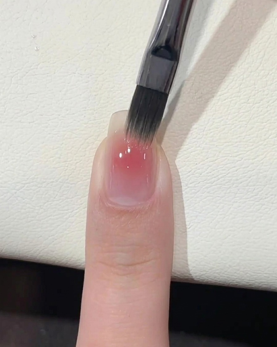 Eine Hand liegt zur Aushärtung unter einer professionellen UV-Nagellampe.