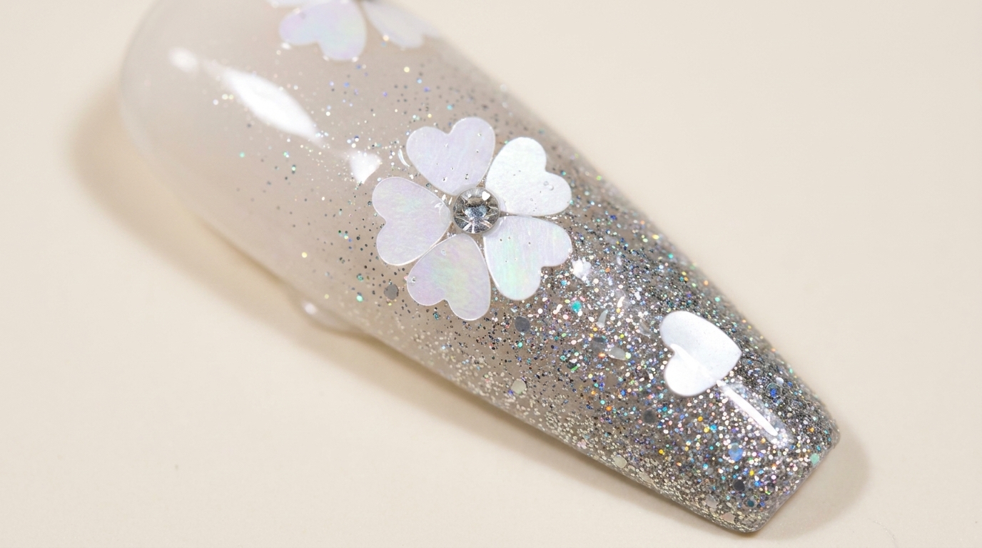 Kirschblüten-Glitzer-Ombré — Elegantes florales Nageldesign