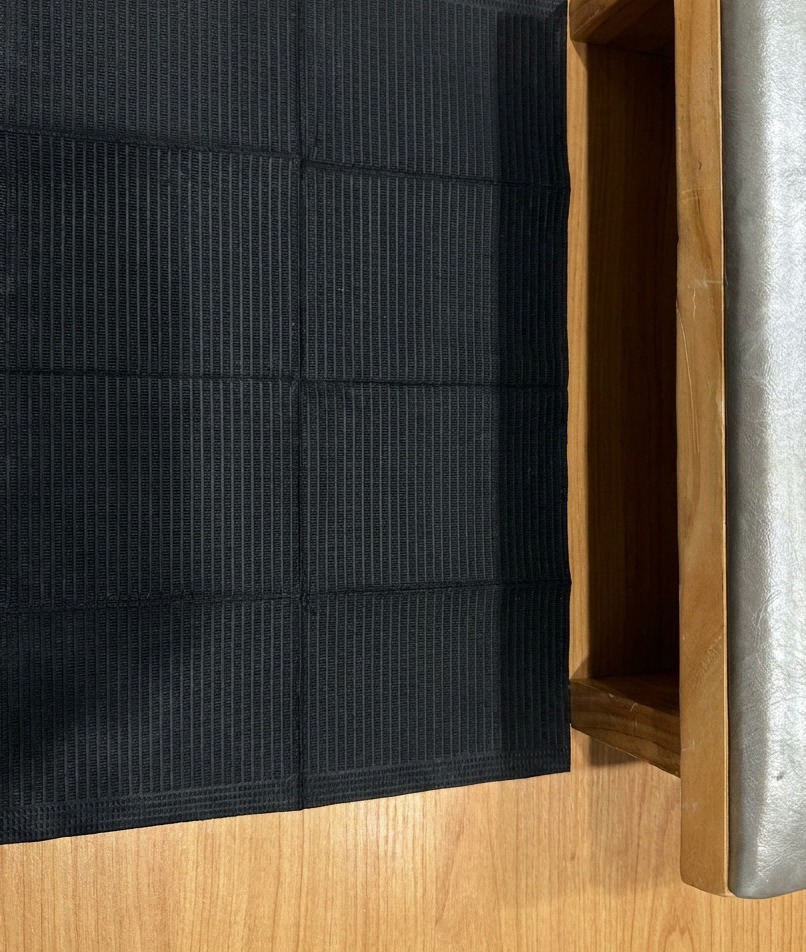 Ein Pinsel trägt eine klare, feuchte Schicht Gel-Basislack auf den vorbereiteten Nagel-Tip auf.