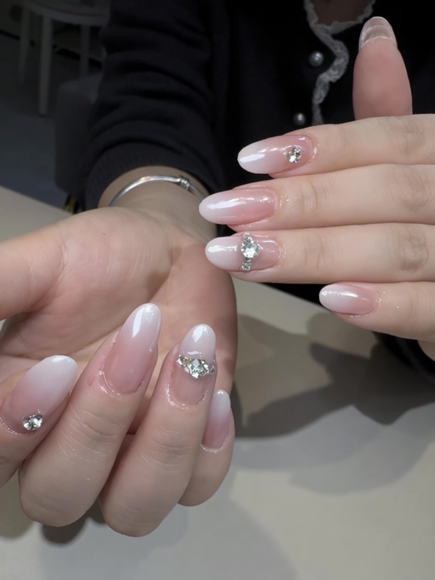 Aurora Glazed Donut Ombré-Nägel mit Strasssteinen — Schritt-für-Schritt-Anleitung