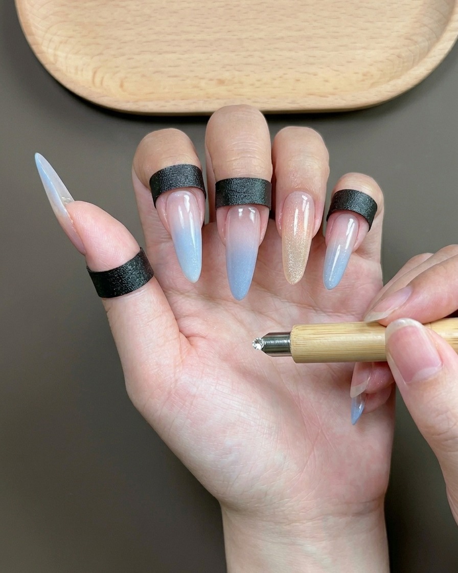 Ein zylindrischer Magnet schwebt über dem Zeigefinger, um die magnetischen Pigmente in einen hellen, reflektierenden Streifen zu ziehen.