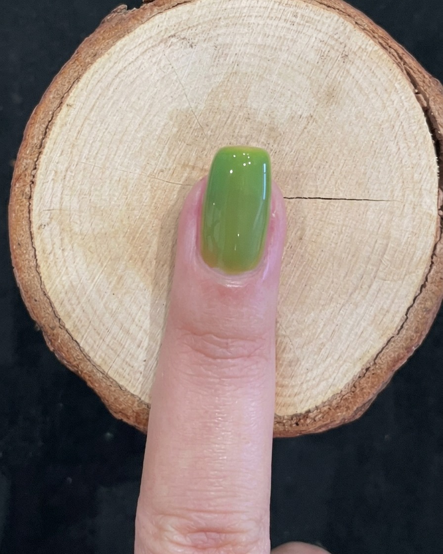Ein sauberer, glänzender, transparent grüner Nagel nach dem Aushärten.